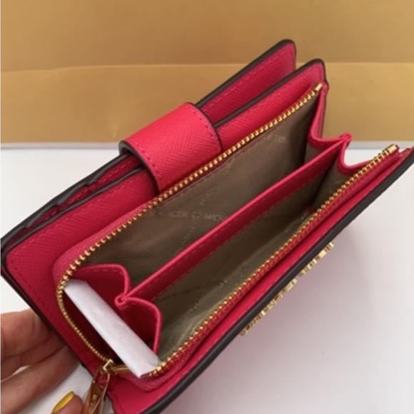 MICHAEL KORS REED MEDIUM BELTED BACKED CROSSBODY & MEDIUM BIFOLD WALLET PINK - Picture 14 of 16